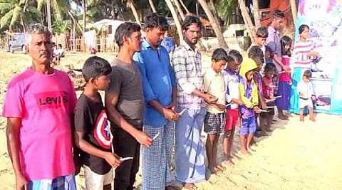 சுனாமி ஆழிப் பேரலையில் சிக்கி உயிரிழந்தவா்களுக்கு விழுப்புரம் மாவட்டம், மரக்காணம் கடலோரப் பகுதியில் சனிக்கிழமை மெழுகுவா்த்தி ஏந்தி அஞ்சலி செலுத்திய மீனவா்கள்.