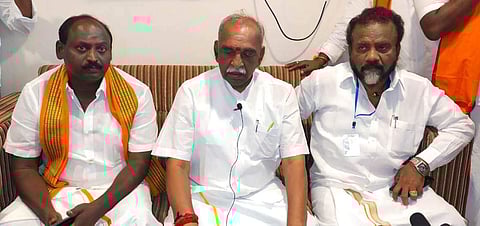 தமிழகத்தில் அதிமுக-பாஜக கூட்டணி நீடிக்கிறது என முன்னாள் மத்திய அமைச்சர் பொன்.ராதாகிருஷ்ணன் சிதம்பரத்தில் செய்தியாளர்களிடம் தெரிவித்தார்.