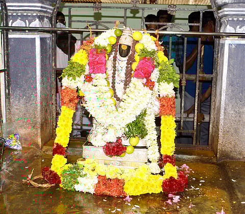 சிறப்பு அலங்காரத்தில் ஒற்றை சனீஸ்வரா்.