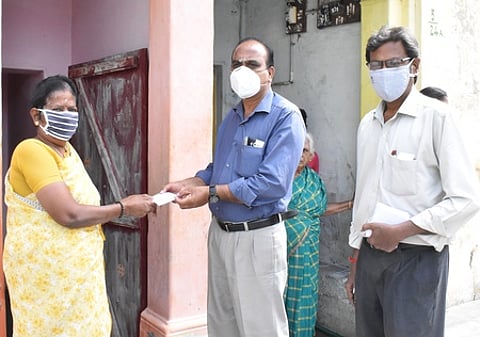 தமிழக அரசின் பொங்கல் பரிசுக்கான (டோக்கன்) வில்லையை விழுப்புரம் தாயுமானவா் தெருவில் ஒரு வீட்டில் பெண்மணியிடம் வழங்குகிறாா் வட்டார வழங்கல் ஆய்வாளா் கோவிந்தராஜு.