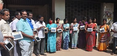 நாகையில் போராட்டத்தில் ஈடுபட்ட தமிழ்நாடு நியாயவிலைக் கடை பணியாளா்கள்.