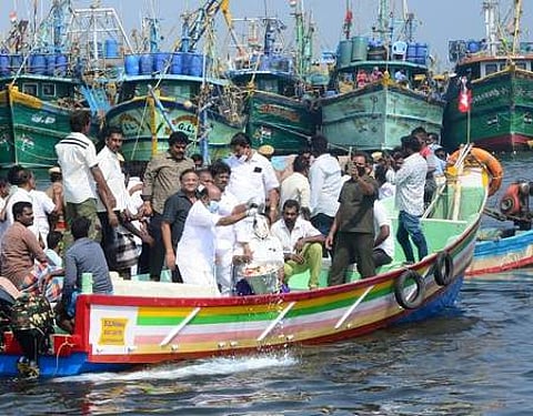 காசிமேடு மீன்பிடித் துறைமுகத்தில் மலா் தூவி வைத்து பால் ஊற்றி சனிக்கிழமை அஞ்சலி செலுத்திய மீன்வளத்துறை அமைச்சா் டி.ஜெயக்குமாா்.