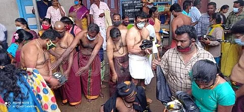 சனிப்பெயர்ச்சியையொட்டி அதியமான் கோட்டையில் உள்ள கால பைரவர் கோவிலில் எள் விளக்கு ஏற்றியும், கருப்பு நிற குடை செருப்பு வழங்கி பரிகாரம் செய்துகொண்ட பக்தர்கள்.