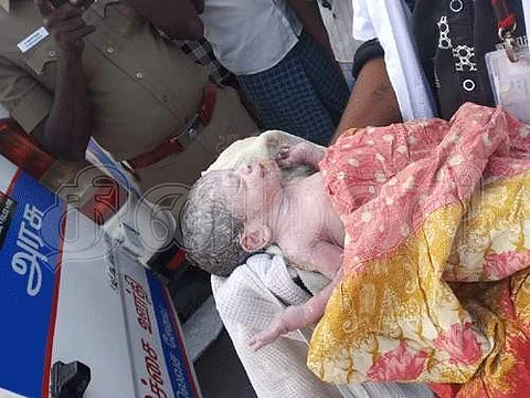 ஓமலூர் அருகே குடியிருப்பு பகுதியில் வீசி சென்ற பச்சிளம் ஆண் குழந்தை.