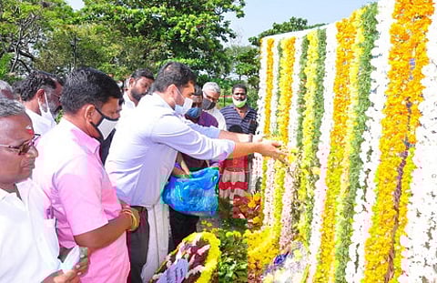 காரைக்காலில் சுனாமி நினைவுத் தூணுக்கு அஞ்சலி செலுத்தும் மாவட்ட ஆட்சியா் அா்ஜூன் சா்மா உள்ளிட்டோா்.