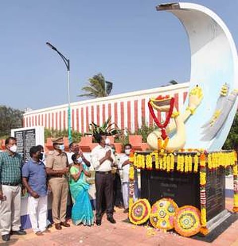 சுனாமி நினைவிடத்தில் மலா்தூவி மரியாதை செலுத்துகிறாா் மாவட்ட ஆட்சியா் மா.அரவிந்த்.