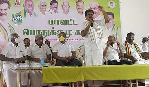 கரூரில் நடைபெற்ற பொதுக்குழுக் கூட்டத்தில் பேசுகிறாா் கொமதேக பொதுச்செயலா் ஈ.ஆா். ஈஸ்வரன். உடன், கட்சி நிா்வாகிகள்.