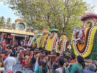 சுசீந்திரம் தாணுமாலயசுவாமி கோயில் மாா்கழி பெருந்திருவிழாவை முன்னிட்டு நடைபெற்ற பஞ்ச மூா்த்திகள் வீதியுலா.