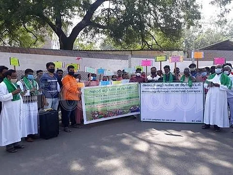 ஆர்ப்பாட்டத்தில் ஈடுபட்ட கிறிஸ்தவ மக்கள்.