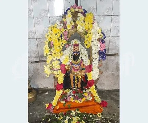 நீடாமங்கலம் காசிவிசுவநாதர் கோவிலில் சிறப்பு அலங்காரத்தில் பக்தர்களுக்கு அருள்பாலித்த சனீஸ்வரபகவான்.