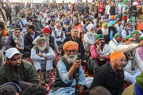 தில்லி காஜிபூா் எல்லையில் முகாமிட்டுள்ள விவசாயிகள் சங்கத்தினா்.