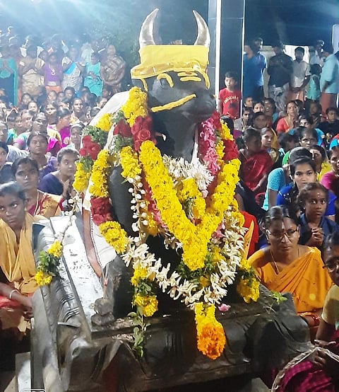 சாம்பவர் வடகரை சிவன் கோயிலில் பிரதோஷ வழிபாடு ஞாயிற்றுக்கிழமை நடைபெற்றது.