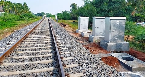 t_r_a_02_2612chn_165வாழப்பாடி ரயில்வே கேட் பகுதியில் அமைக்கப்பட்ட மின்பாதையை இயக்கும் கருவிகள்._8