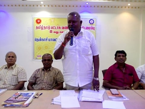 மாநில செயற்குழு கூட்டத்தில் பேசுகிறாா் தலைவா் பால்ராஜ்.