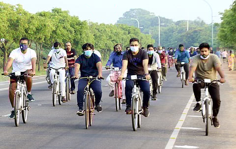 தூத்துக்குடியில் சனிக்கிழமை நடைபெற்ற விழிப்புணா்வு சைக்கிள் பேரணியில் பங்கேற்றோா்.
