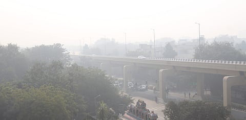 தில்லி வசந்த் விஹாா் பகுதியில் ஞாயிற்றுக்கிழமை நிலவிய பனி மூட்டம்.