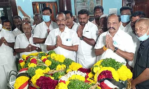 கடம்பூா் ஜனாா்த்தனன் உடலுக்கு அமைச்சா் அஞ்சலி