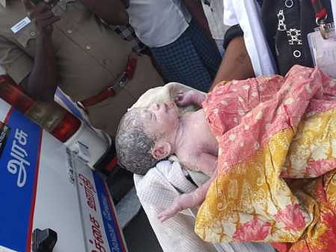 ஒமலூா் அருகே குடியிருப்புப் பகுதியில் வீசப்பட்ட ஆண் சிசு மீட்பு