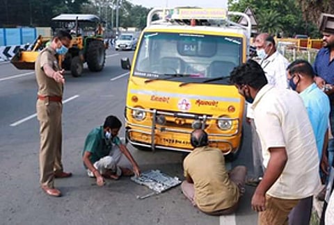 வாகனங்களில் பம்பா்கள் அகற்றம்