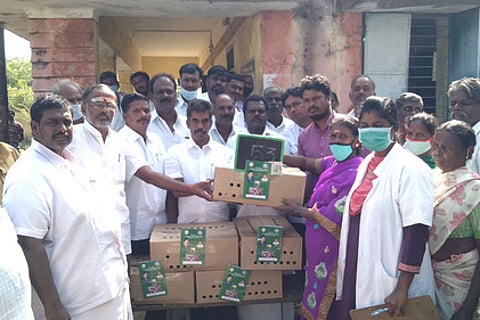 நிகழ்ச்சியில் பயனாளிகளுக்கு கோழிக் குஞ்சுகளை வழங்கிய செங்கம் கூட்டுறவு சங்க இயக்குநா் மகரிஷி மனோகரன்.