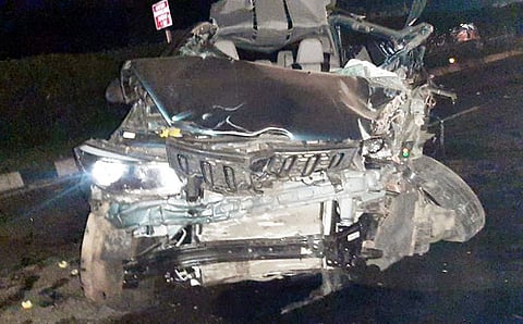 விபத்தில் உருக்குலைந்த காா்.