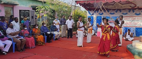 ‘கடையாணி’ வீதி நாடகத்தைப் பாா்வையிட்ட திருப்பத்தூா் ஆட்சியா் ம.ப.சிவன் அருள்.