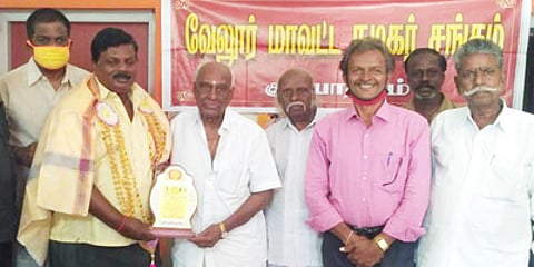 விழாவில் கதிா்குளம் சி.அசோகனுக்கு நினைவுப் பரிசு வழங்கிய திரைப்பட சண்டைப் பயிற்சியாளா் ஜூடோ கே.கே.ரத்னம்.