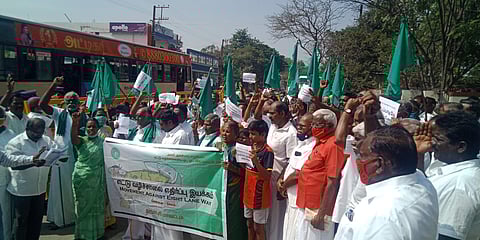 அரூரில் வருவாய் கோட்டாட்சியர் அலுவலகம் எதிரே திங்கள்கிழமை ஆர்ப்பாட்டத்தில் ஈடுபட்ட எட்டுவழிச்சாலை எதிர்ப்பு இயக்கத்தினர்.