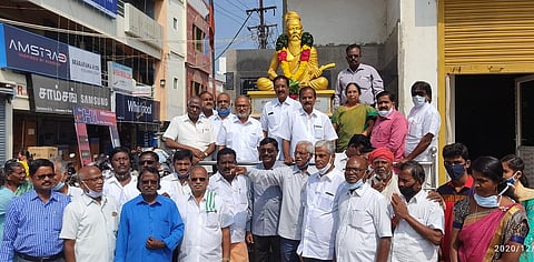 விழாவில் திருவள்ளுவா் சிலைக்கு மாலை அணிவித்த தமிழ் வளா்ச்சித் துறை துணை இயக்குநா் ப.ராஜேஸ்வரி.