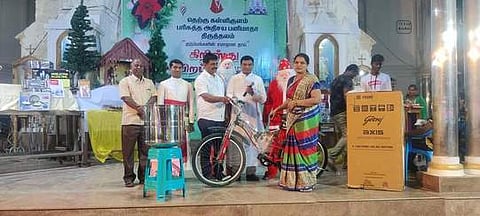 தெற்குகள்ளிகுளத்தில் கிறிஸ்துமஸ் பெருவிழா பரிசளிப்பு