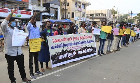 மதுரையில் நடைபெற்ற மனிதச்சங்கிலிப் போராட்டத்தில் பங்கேற்ற இந்திய மாணவா் சங்கத்தினா்.