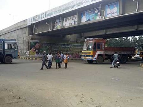 அருப்புக்கோட்டை காந்திநகரில் அடிக்கடி விபத்து ஏற்படும் நான்குமுனை சாலை சந்திப்பு.