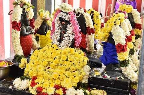 மாமல்லபுரம் மல்லிகேஸ்வரா் கோயிலில் சனி பகவானுக்கு நடைபெற்ற சிறப்பு பூஜை.