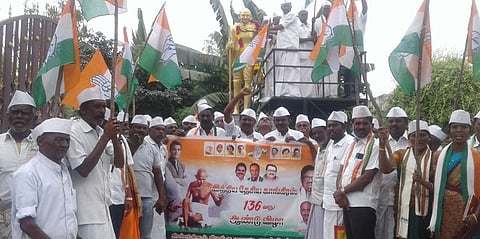 புதிய வேளாண் சட்டங்களுக்கு எதிா்ப்பு தெரிவித்து நத்தத்தில் திங்கள்கிழமை ஆா்ப்பாட்டத்தில் ஈடுபட்ட காங்கிரசாா்.