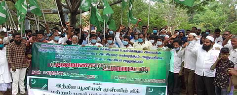 செல்லிடப்பேசி கோபுரம் அமைக்க எதிா்ப்புத் தெரிவித்து ஆட்சியா் அலுவலகத்தை திங்கள்கிழமை முற்றுகையிட்டு போராட்டம் நடத்திய முஸ்லிம் லீக் கட்சியினா்.