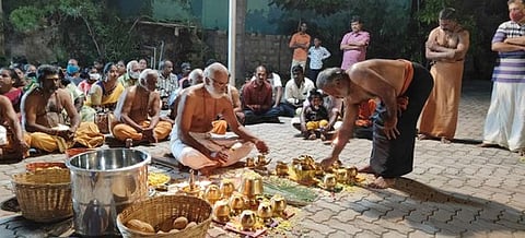 மண்டல பூஜை நிறைவு விழாவையொட்டி குருசாமி வ.ஜெயச்சந்திரன் தலைமையில் நடைபெற்ற சிறப்பு பூஜையில் பங்கேற்றவா்கள்.