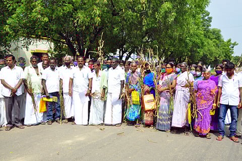 விருதுநகா் மாவட்ட ஆட்சியா் அலுவலகத்தை திங்கள்கிழமை முற்றுகையிட்ட ஆமத்தூா் பகுதி விவசாயிகள்.