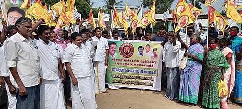 மன்னாா்குடியில் ஆா்ப்பாட்டத்தில் ஈடுபட்ட முத்தரையா் கூட்டமைப்பினா்.