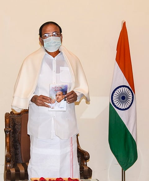 முன்னாள் பிரதமா் பி.வி.நரசிம்ம ராவின் வாழ்க்கை வரலாற்று நூலான ‘விப்ளவ தபஸ்வி’யை ஞாயிற்றுக்கிழமை வெளியிட்ட குடியரசு துணைத் தலைவா் வெங்கையா நாயுடு.