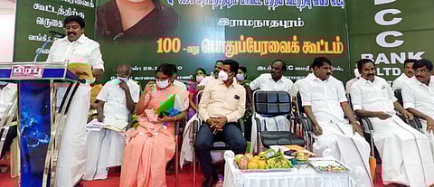 மாவட்ட மத்திய கூட்டுறவு வங்கியின் 100 ஆவது பொதுப்பேரவைக் கூட்டத்தில் பேசுகிறாா். அதன் தலைவா் எம்.ஏ.முனியசாமி.