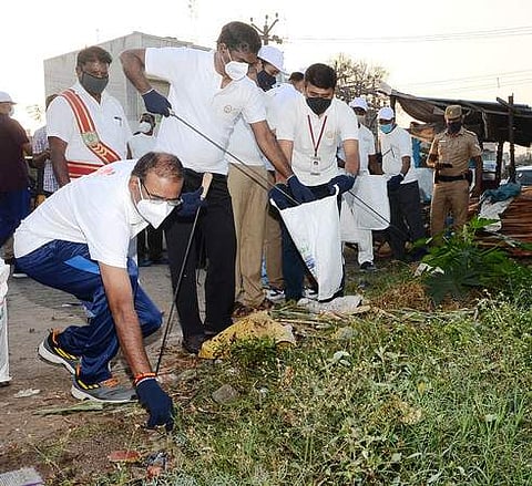 நடைப்பயிற்சியின்போது குப்பைகளை சேகரிக்கும் பணி