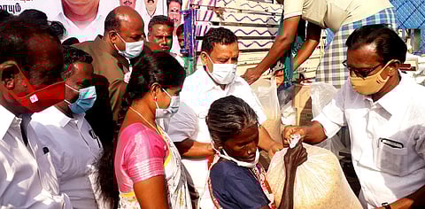 வேதாரண்யம்: நகரும் பொது விநியோகக் கடைகள் தொடக்கம்