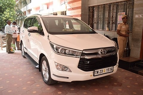 பம்பா் அகற்றப்பட்ட வேலூா் மாவட்ட ஆட்சியரின் காா்.