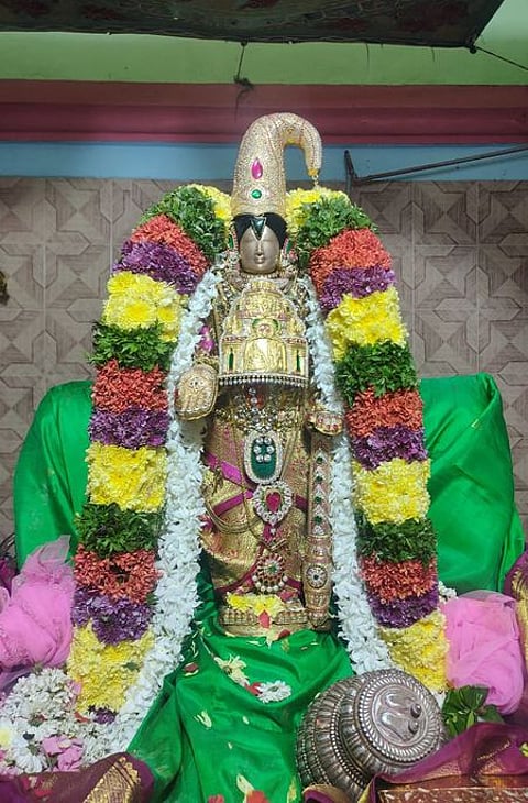 கிளி சாய்வு கொண்டை அலங்காரத்தில் சௌந்தரராஜப் பெருமாள்