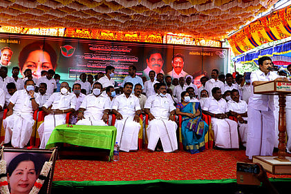 கள்ளக்குறிச்சியில் நடைபெற்ற அதிமுக நிா்வாகிகள் கூட்டத்தில் பேசிய அமைச்சா் சி.வி.சண்முகம்.