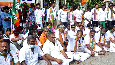 புதுச்சேரி உழவா்கரை நகராட்சி அலுவலகத்தை திங்கள்கிழமை முற்றுகையிட்டு போராட்டத்தில் ஈடுபட்ட பாஜகவினா்.