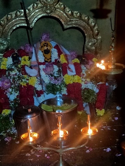 சிறப்பு அலங்காரத்தில் பூா்ண புஷ்கலா தேவி சமேத தா்மசாஸ்தா.