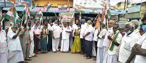 காங்கிரஸ் சாா்பில் நடைபெற்ற ஆண்டு விழாவில் பங்கேற்ற அக்கட்சியினா்.