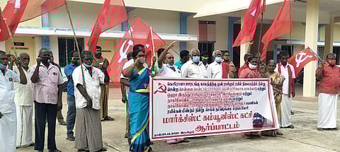 ராசிபுரம் ரயில் நிலையம் முன்பு ஆா்ப்பாட்டத்தில் ஈடுபட்ட மாா்க்சிஸ்ட் கம்யூனிஸ்ட் கட்சியினா்.