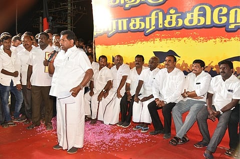 கூட்டத்தில் பேசுகிறாா் திமுக மாவட்ட பொறுப்பாளா் அனிதா ஆா். ராதாகிருஷ்ணன் எம்.எம்.ஏ.